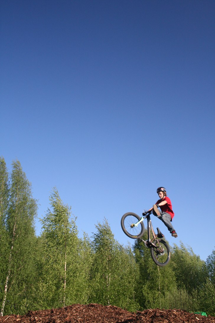 jag gör en nfcc indian air i Alfta Bikepark. Foto: Kenneth Eirnars. Åkare: Alexander Bäckvall.
