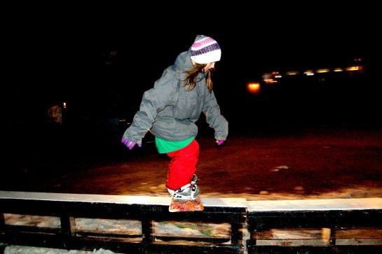 nu är ishallsåkningen på topp, det är roligt!. Foto: emelie. Åkare: johanna holmstedt.