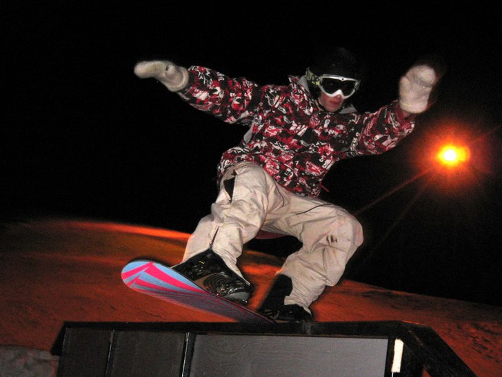 En tailslide i kils backen :). Foto: Simptrasan "Journey". Åkare: Peter Lindström.