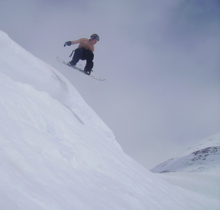 Bara en liten driva ovanför där vi satt och soft. Foto: Mikael Pettersson. Åkare: Emil Berg.