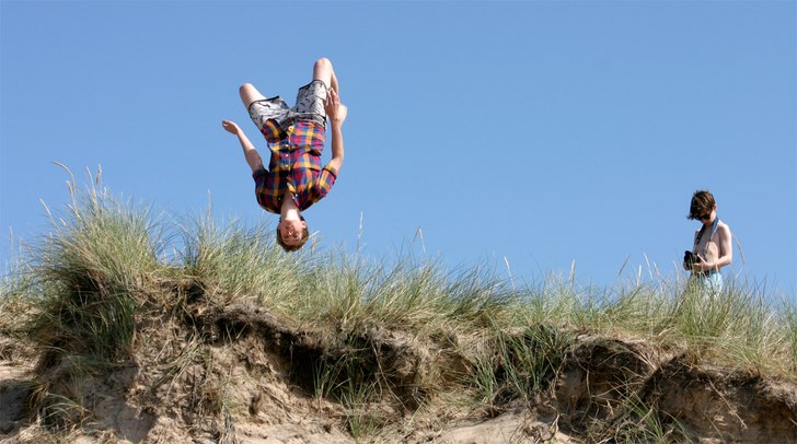 Hur man leker på stranden, på ett moget vis.. Foto: Magnus Chöler.