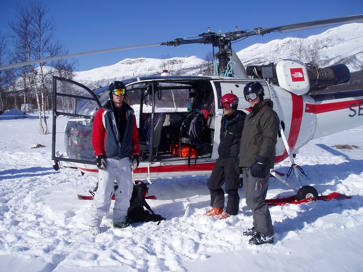 Heliski med grymma förutsättningar pudersnö och. Foto: Daniel Svensson. Åkare: Micke Roos,Micke Å + en Pitebo.