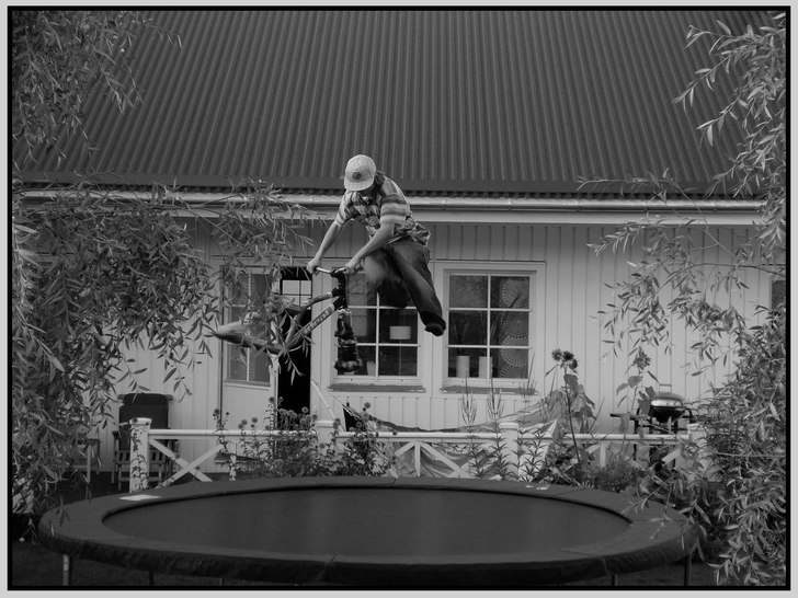 Aron hoppar lite cykel.. På denna bild kör han e. Foto: Axel Östman. Åkare: Aron Östman.