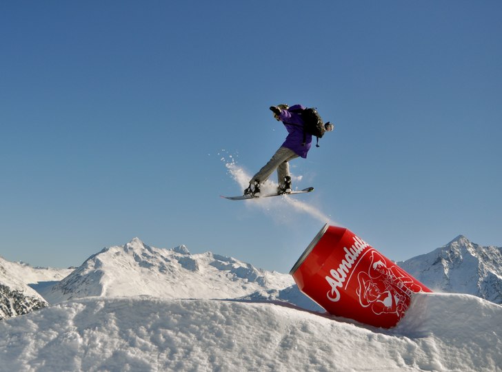 Skön bild på Arvid som öppnar en Almdudler burk. Foto: Felix Frey. Åkare: Arvid Hällje.