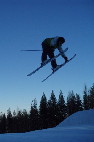 vänder om lastbilen trehundrasextio grader med en. Foto: viktor pettersson. Åkare: Erik Andersson.