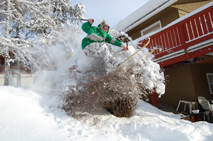 Ute och jibbade lite i vår trädgård.... Foto: Rasmus Hjortevang. Åkare: Jonatan Fredsgaard.