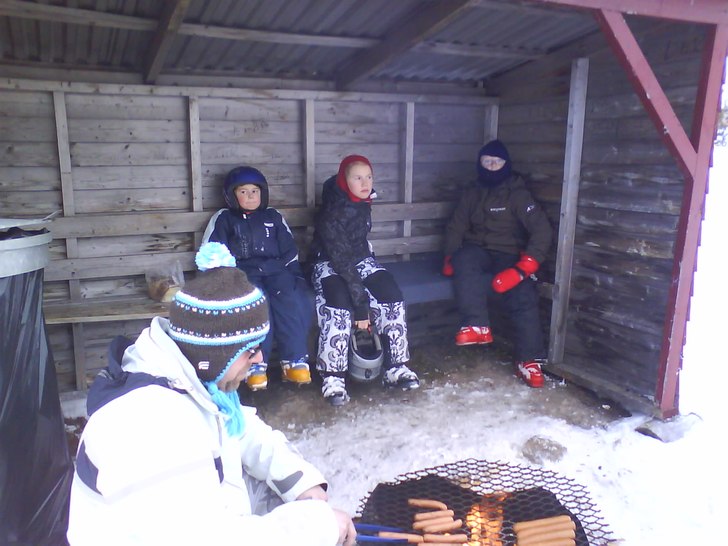 Hårt arbete kräver mat, enligt barnen!.. Foto: Anna Ahlström. Åkare: Peder, Sigge, Hillevi Ahlström & Zacharias Mannerling-Ullèn.