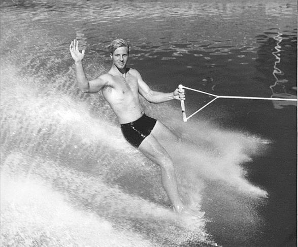 Foto: OLLE KAJ. Åkare: glidigaste 70-talssnubben med en fräsch vink!.