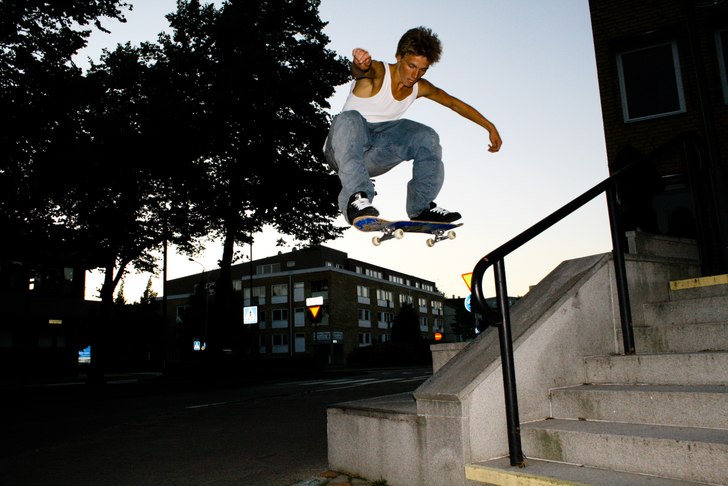 Vince drar en hög och clean ollie utanför Kommun. Foto: Axel Åkerlund. Åkare: Vincent Lejtzen.
