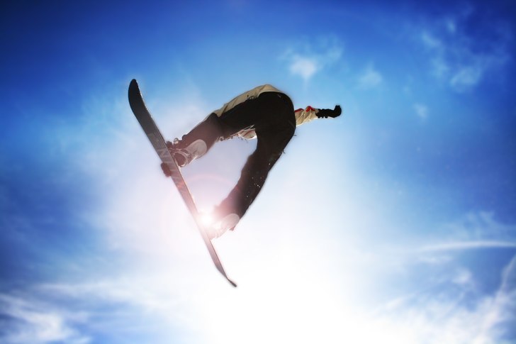 En okänd skidåkare en varm dag i Ulricehamns ski. Foto: Jonathan Sandklef.