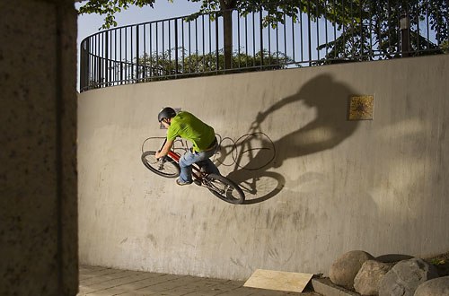 Henke Kjellman i en snygg wallride i stockholms in. Foto: Jesper Molin. Åkare: Henke Kjellman.