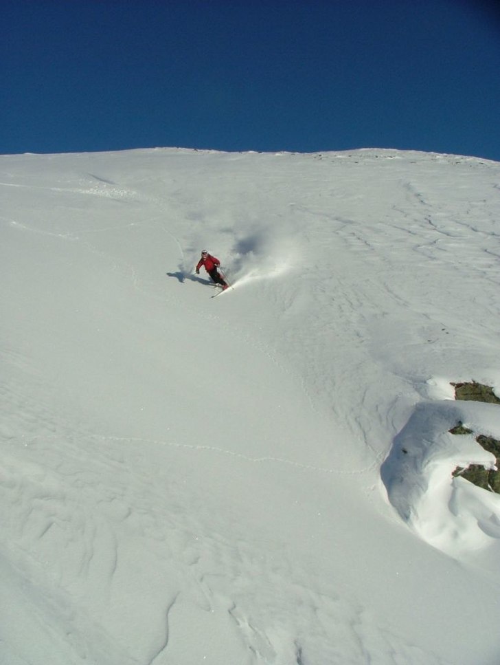 Solsida och ett fint insteg till en ravin . Foto: Henrik Karlsson. Åkare: Tobbe.