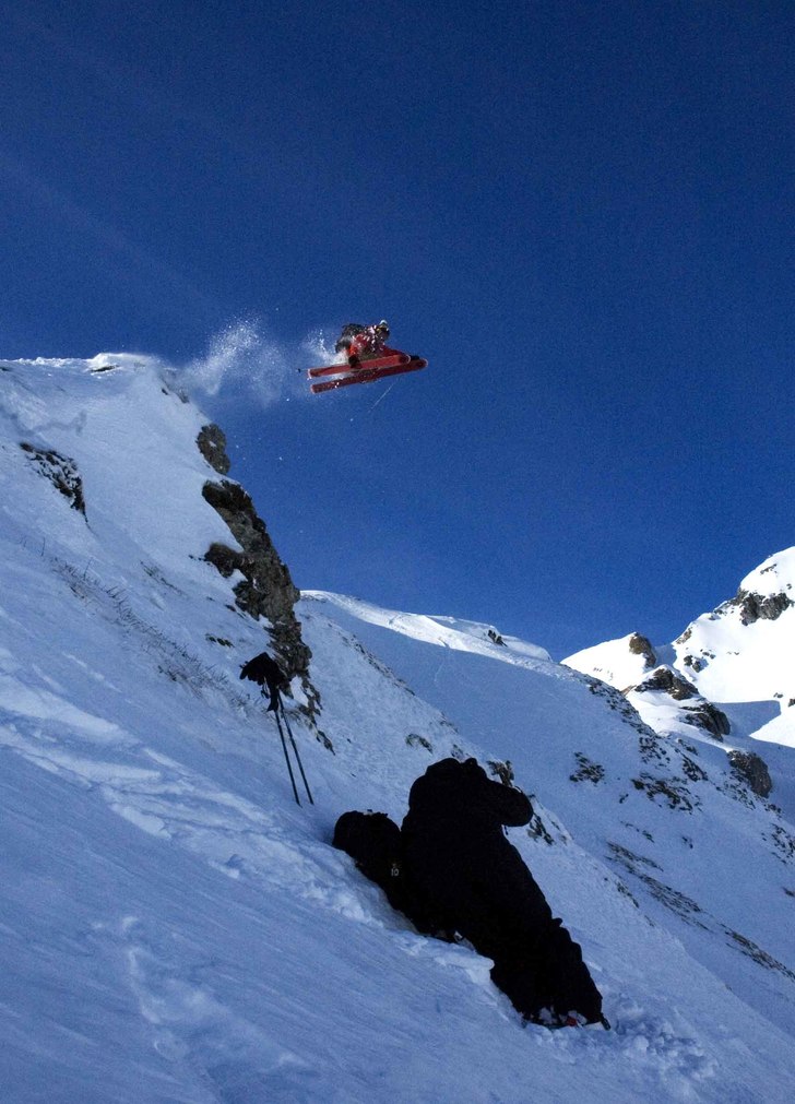 Foto: Ola Melin. Åkare: Jons åkkompanjon Sebastian Garhammer tar en lite flygtur som Mattias Fredriksson förevigar. Till familjealbumet måntro?.