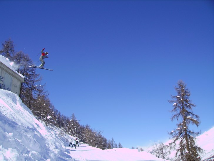 kevin tar en flygtur över en transportsträcka oc. Foto: sammy. Åkare: kevin.
