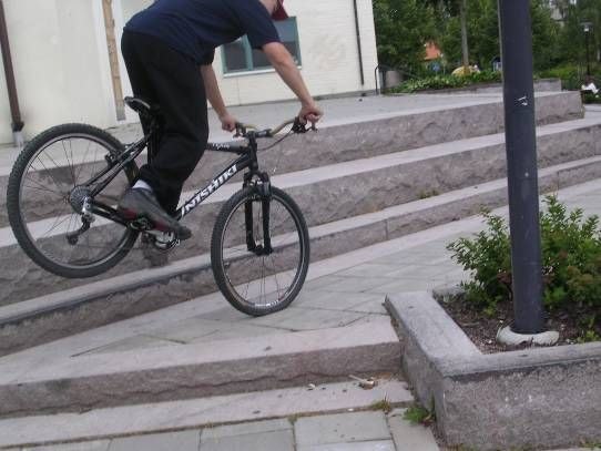 En fram hjul weelie upp för trappen;). Foto: Robin Andersson. Åkare: Daniel Landell.