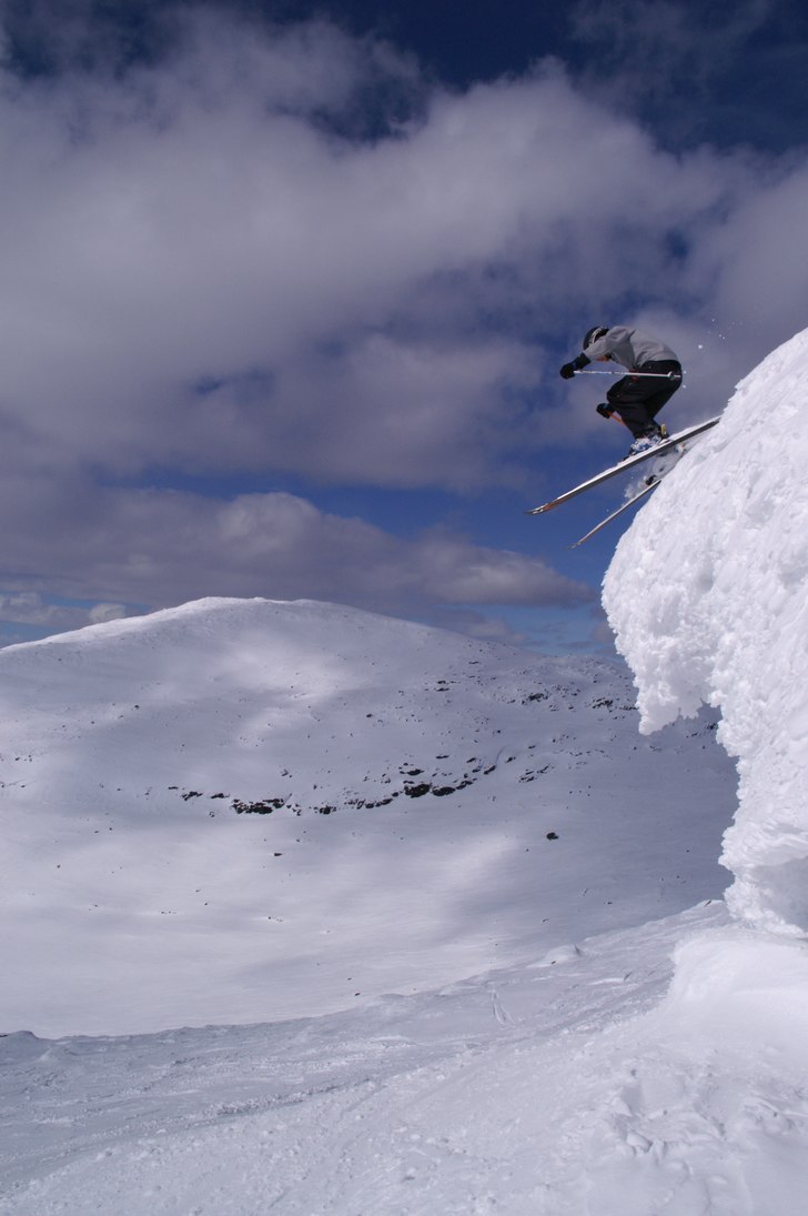 Västerskutan bakom, platt landning, knäna ska in. Foto: Christian Lodin. Åkare: Johan Edenteg.