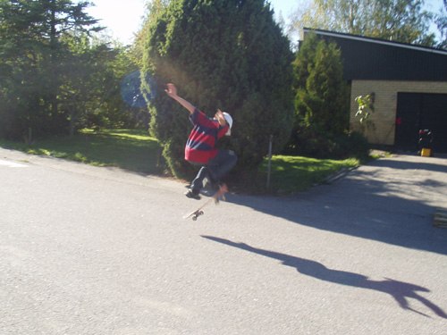 när jag gör en ollie, kanske inte så snyggt men. Foto: Kommer Ej ihåg. Åkare: Jag.