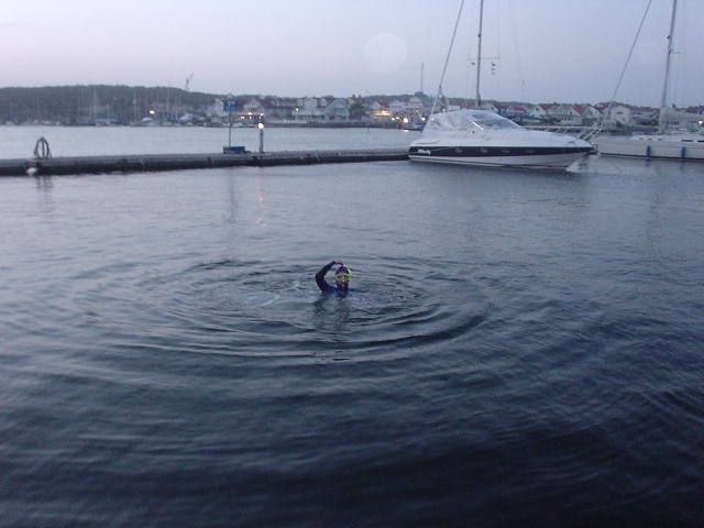 Dykning i Marstrands hamn. Foto: Mats Jensen. Åkare: Adam Carlson.