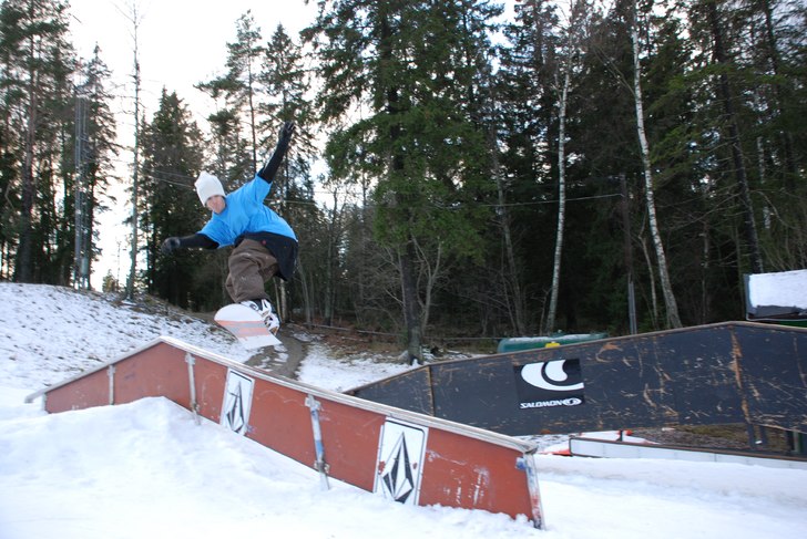 lattjar i väsjö...fs board.. Foto: Jonas Pehrson. Åkare: Eric Svensson.