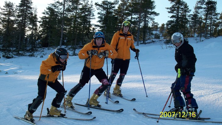 jag ( mitten ) och några polare i hovfjället och. Foto: Anton Vestlund s far. Åkare: Henrik Bergqvist.