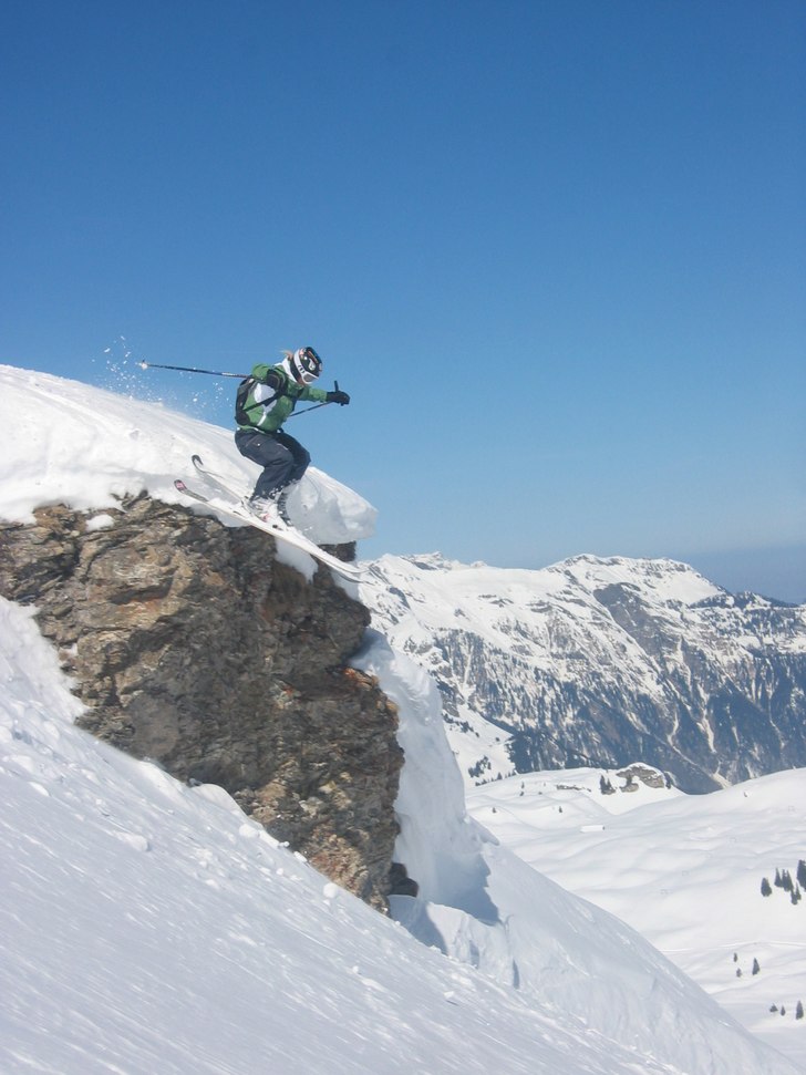 Lina i sitt livs esse, detta lilla energiknippe se. Foto: Linus Hougland. Åkare: Lina Barryd.