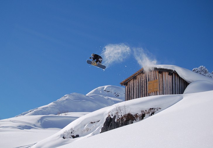 Ett perfekt tak vi hittade längs vägen innan zü. Foto: Jonas Hägg. Åkare: Alexander Rydfjord.