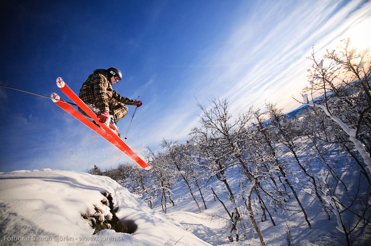 Samuel tar ett stadigt grepp om sina lagg i Ullåd. Foto: Simon Sjörén www.sjoren.se. Åkare: Samuel Karlman.