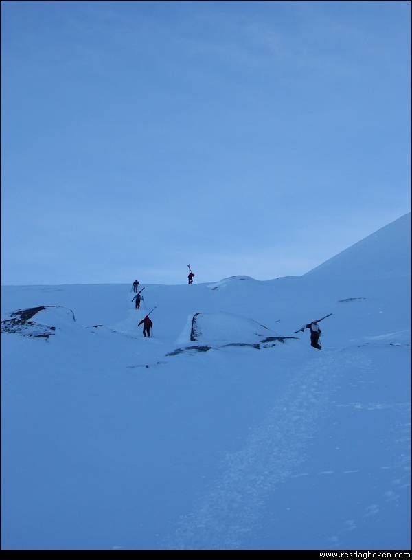 PÅ väg upp till topp för en dags underbar åkni. Foto: Challe.