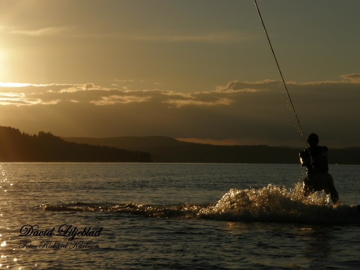 Solnedgång på Råssvalen efter en klockren dag p. Foto: Richard Karlsson. Åkare: David liljeblad.