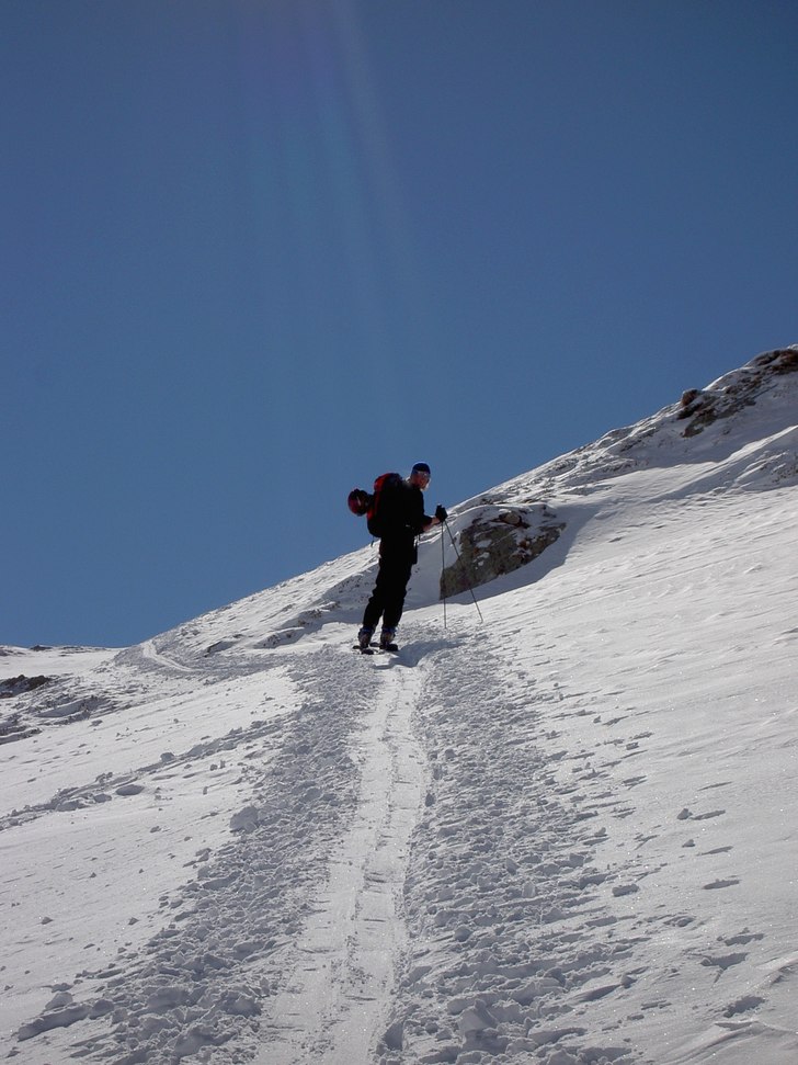 På väg upp på Rothorn från Oberalppass. Foto: Marie Lindström. Åkare: Joakim Danielsson.