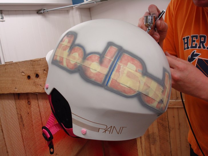 Hjälmen Lackeras. Foto: Jag.