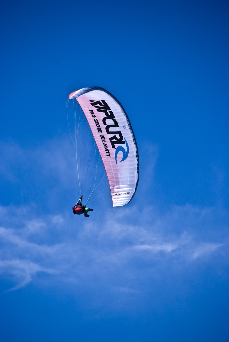 En paraglider gled över huvudet på mig. Foto: Robin Ljunqwist. Åkare: Okänd snubbe.