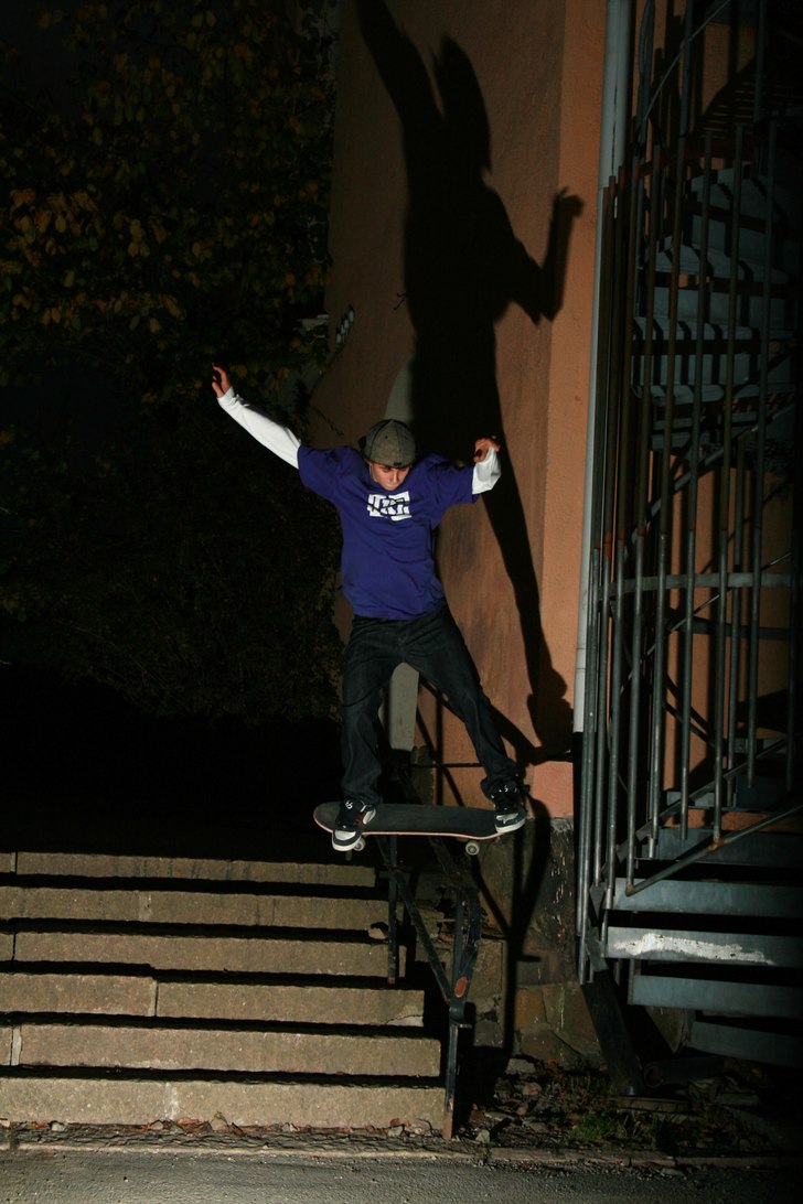 Oliver drar ett sketchy handrail.. Foto: Simon Berggren. Åkare: Oliver Olebratt.