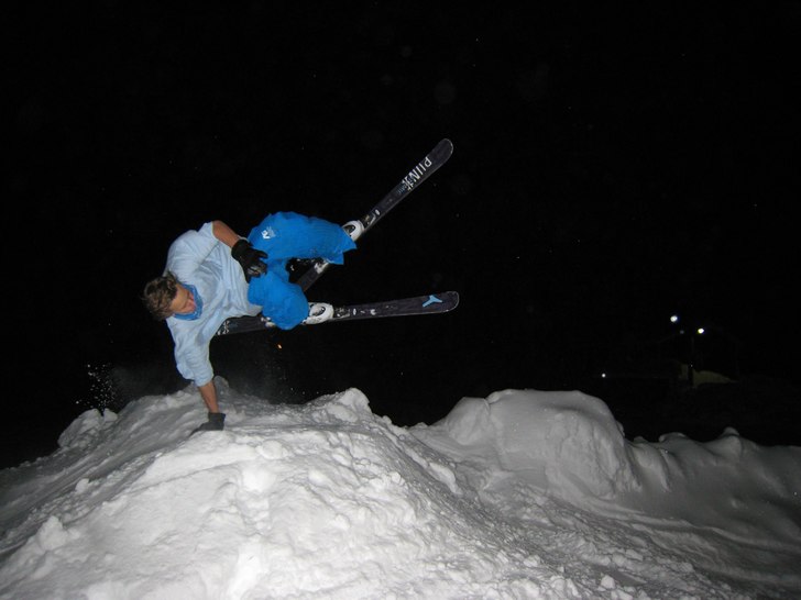 Handplant in the dark! Jag o Pertz byggde ett jibb. Foto: Per Eliasson. Åkare: Marcus Petersson.