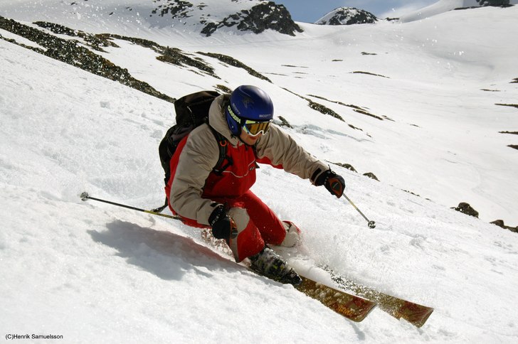Mathias svänger på Björnson i Stryn. Foto: Henrik Samuelsson. Åkare: Mathias Sandström.