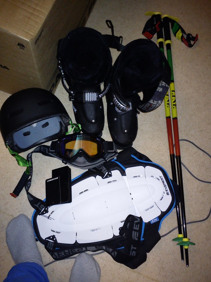 mina skidgrejer. Foto: jag. Åkare: ingen.