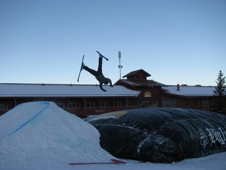 Här gör jag en underbart kontrolerad backflip.:). Foto: Anders Wassberg. Åkare: Henric Wassberg.