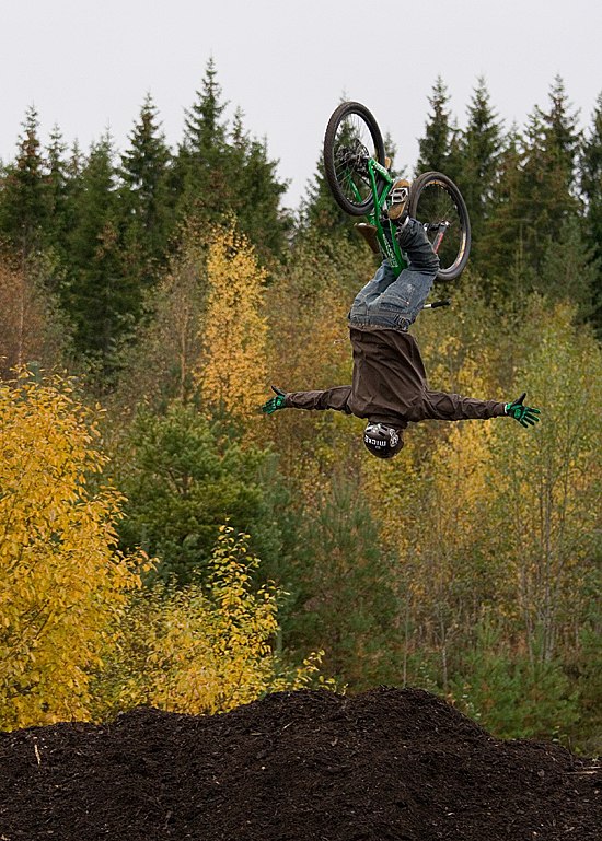Micke Bolmstam gör en fet no-handed-backflip i Hu. Foto: Kenneth Einars. Åkare: Micke Bolmstam.