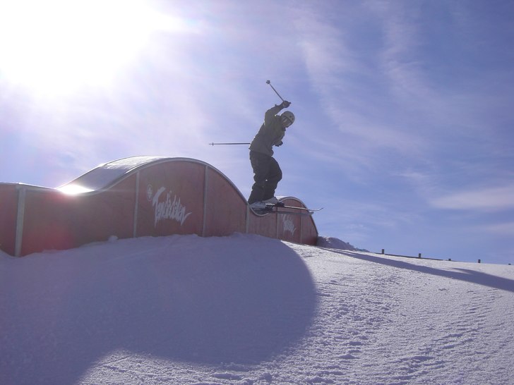 På rail i superparken dena gÅng med 2 skidor. Foto: Henrik. Åkare: Tobias(jag).