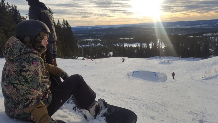 Sol og mini-slopestyle
Fint å mykt i bakken idag.