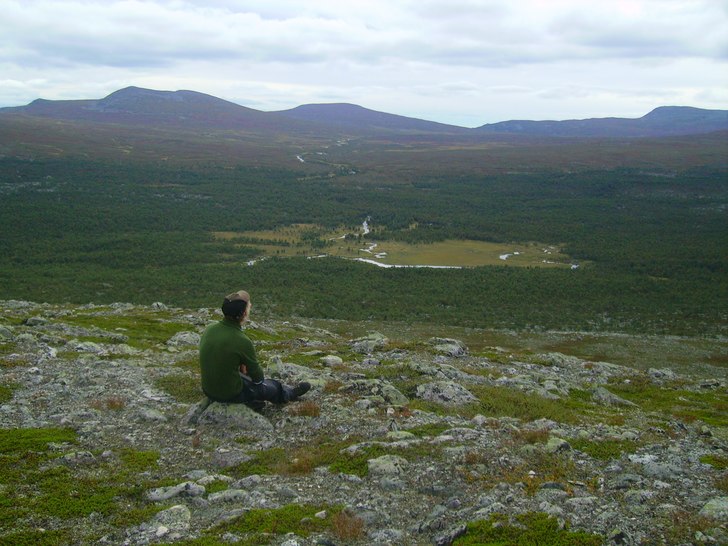 HH betraktar utsikten under en fjällvandring. Foto: Hanna Olofsson. Åkare: Henrik Hult.