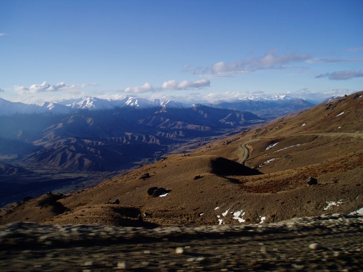 Grusvägen upp till Snowpark.NZ. Fotat genom bilru. Foto: Jonas Ahlsson.