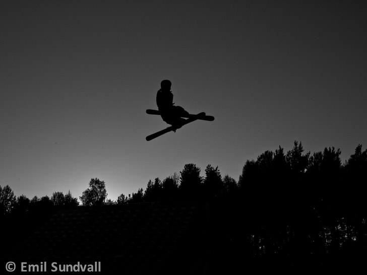 Kvällsession i vattenhoppet.. Foto: Emil Sundvall. Åkare: Andreas Sjöbeck.