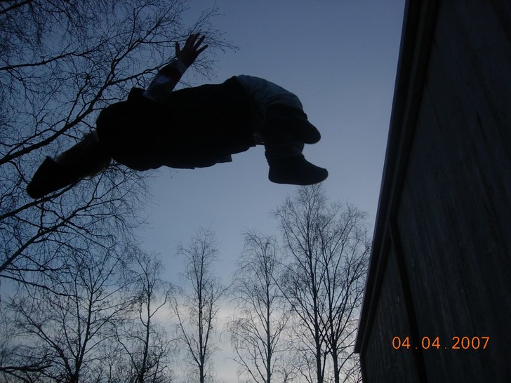ja jag gjorde litte backflips från tak o vile pro. Foto: eric whalstromm. Åkare: jaag.