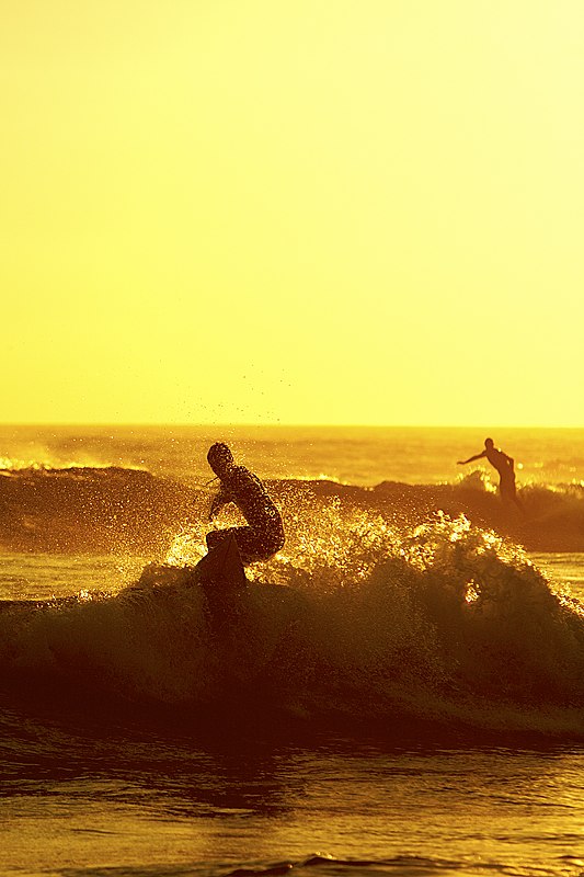 Surfare i motljus, Rebeira D'ilhas.. Foto: Fredrik Ludvigsson. Åkare: Okänd.