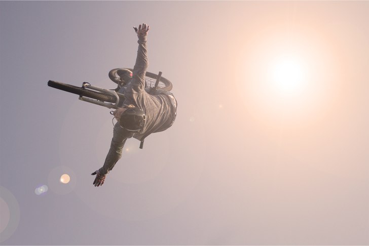 Tuck no hander backflip över 15 meter gap på Mar.