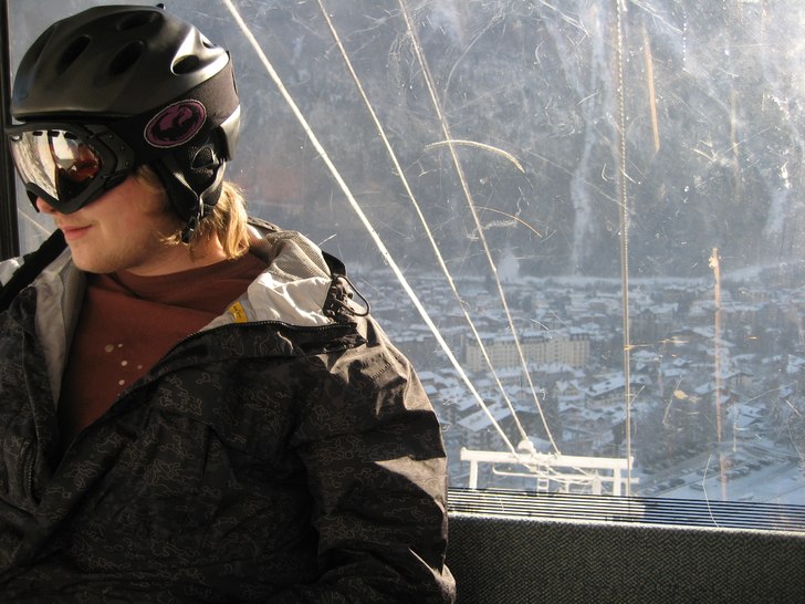 På väg med liften upp mot Brevant en väldigt fi. Foto: Charlie Lauritzen. Åkare: Max Lauritzen.