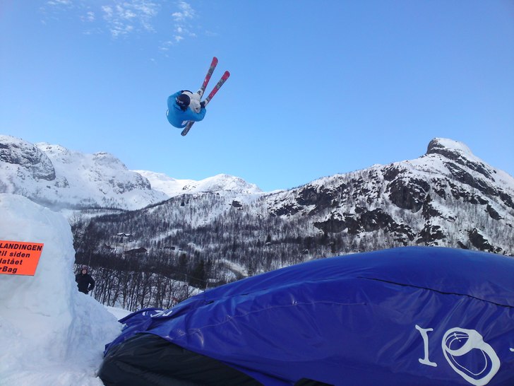 DJ Flip i träning airbagen 
http://www.heh.nu/Pl. Foto: J Nerlund. Åkare: Ludvig Nerlund.