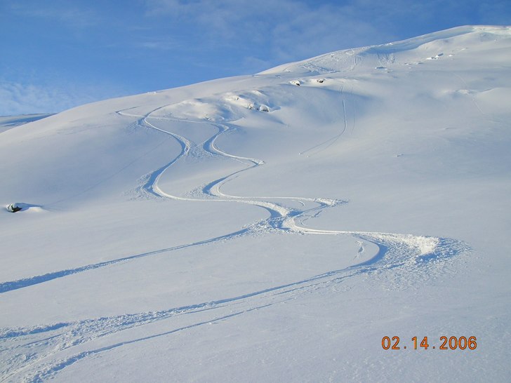De första svängarna i ett orört Svarta Björn! . Foto: Mikael Heljelid. Åkare: Jag och Palle.
