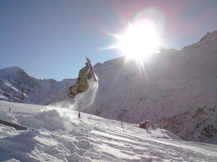 träna Backflips på egen liten kicker utanför pa. Foto: Harri Malinen. Åkare: Michell Langerhorst.